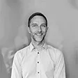 Jesper Arp-Hansen hjælper med korrekt brug af Intelligenstesten.